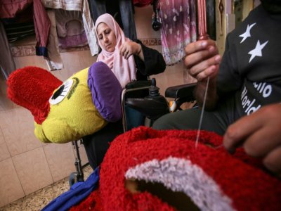 Nihad et Zeinab Jarboa confectionnent des peluches et des déguisements dans la bande de Gaza, le 19 juillet 2020 - SAID KHATIB [AFP]
