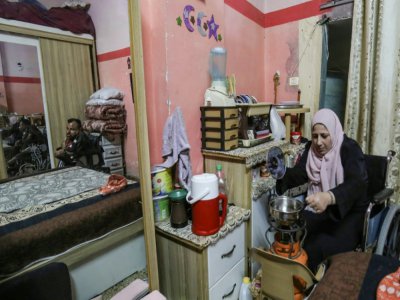 Zeinab Jarboa prépare un repas dans son petit domicile dans le camp de réfugiés de Rafah à Gaza, le 19 juillet 2020 - SAID KHATIB [AFP]