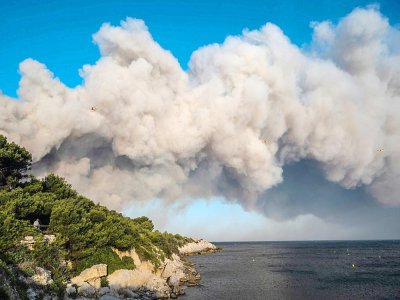 Trois Canadair de la Sécurité civile survolent des panaches de fumée, le 4 août 2020 à La Couronne, près de Marseille où un violent incendie ravage plusieurs centaines d'hectares de végétation - Xavier LEOTY [AFP]