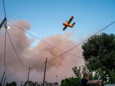 Un Canadair survole La Couronne le 4 août 2020 pour maitriser l'incendie qui ravage la zone ouest de Marseille - Xavier LEOTY [AFP]