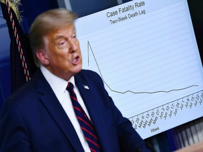 Le président américain Donald Trump devant un graphique consacré à l'épidémie de Covid-19 le 4 août 2020 - Brendan Smialowski [AFP]