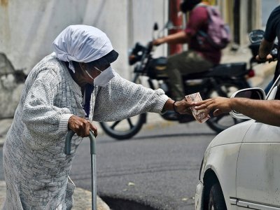 Une femme demande l'aumône à Tegucigalpa le 4 août 2020 - Orlando SIERRA [AFP]