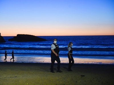 Des policiers patrouillent sur la plage de Biarritz (France) le 4 août 2020 - GAIZKA IROZ [AFP]