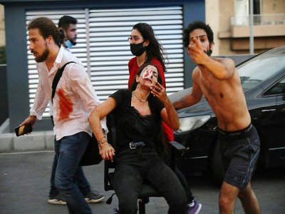 Des blessés à l'extérieur d'un hôpital après les énormes explosions à Beyrouth le 4 août 2020 - IBRAHIM AMRO [AFP]