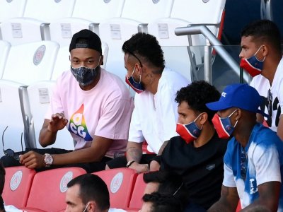 L'attaquant du PSG Kylian Mbappé, blessé, discute avec son coéquipier Neymar, lors d'un match amical contre Sochaux, au Parc des Princes, le 5 août 2020 - FRANCK FIFE [AFP]
