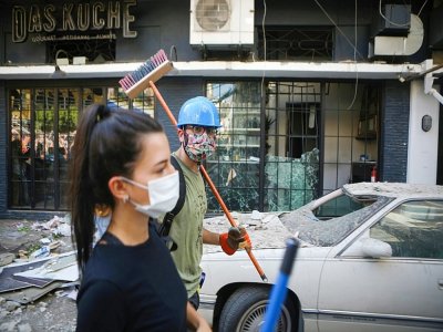 Des bénévoles libanais nettoient les rues du quartier de Mar Mikhaël dans la capitale libanaise Beyrouth après les explosions au port, le 5 août 2020 - PATRICK BAZ [AFP]