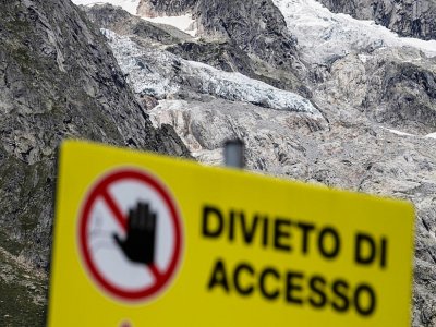 Une pancarte interdisant l'accès devant leglacier de Planpincieux à Courmayeur, le 6 août 2020 au Val Ferret, en Italie - MARCO BERTORELLO [AFP]