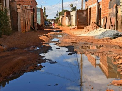 Des eaux usées s'écoulent librement dans une rue de Santa Luzia, près de Brasilia, le 3 août 2020 - EVARISTO SA [AFP]