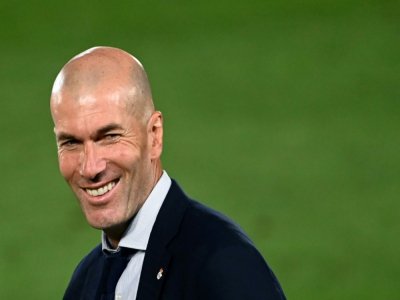 Zinedine Zidane, l'entraîneur français du Real Madrid, après la victoire sur Villareal offrant le titre de champion d'Espagne au Real Madrid, le 16 juillet à Valdebebas en banlieu de Madrid - GABRIEL BOUYS [AFP/Archives]