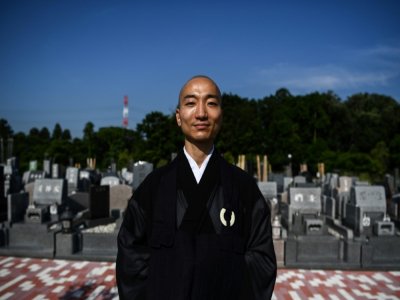 Le moine bouddhiste Yogetsu Akasaka au cimetière himoshizu, le 16 juin 2020 au Japon - CHARLY TRIBALLEAU [AFP]
