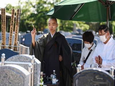 Le moine bouddhiste et musicien beatbox Yogetsu Akasaka, lors d'une cérémonie au cimetière de Shimoshizu, le 16 juin 2020 au Japon - CHARLY TRIBALLEAU [AFP]