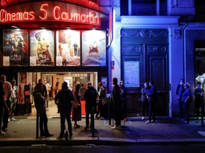 Devant un cinéma, à Paris, le 21 juin 2020 - Abdulmonam Eassa [AFP/Archives]