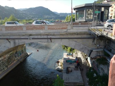Des migrants installés sous un pont, le 5 août 2020 à Vintimille, après que l'administration italienne a interdit la réouverture d'un centre d'accueil de la Croix-Rouge - Valery HACHE [AFP]