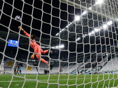 Le gardien de Lyon, Anthony Lopes, ne peut arrêter le tir sur penalty de l'attaquant portugais de la Juventus, Cristiano Ronaldo, lors du 8e de finale retour de la Ligue des champions, à Turin, le 7 août 2020 - Miguel MEDINA [AFP]