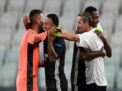 Les joueurs de Lyon heureux après leur victoire en 8e de finale retour de la Ligue des champions face à la Juventus, à Turin, le 7 août 2020 - Miguel MEDINA [AFP]