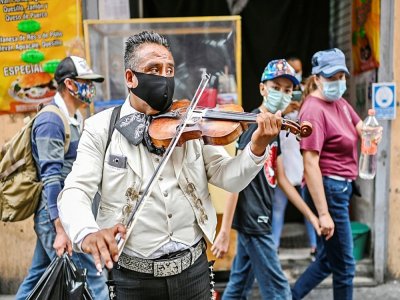 Un mariachi se produit dans une rue de Mexico, le 7 août 2020 - Pedro PARDO [AFP]