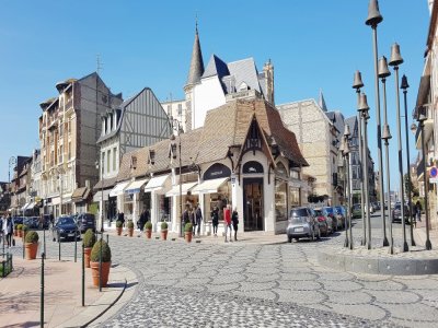 Les principales rues de Deauville sont concernées par le port du masque. - Célia Caradec