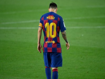 L'attaquant argentin de Barcelone, Lionel Messi, dépité après la défaite de son équipe lors du match de Liga à domicile face à Osasuna, le 16 juillet 2020 - LLUIS GENE [AFP/Archives]