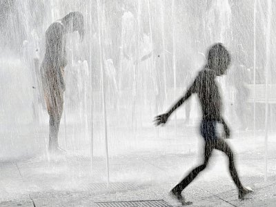 Des enfants se rafraichissent sous une fontaine à Colmar le 7 août 2020 - Sebastien Bozon [AFP]
