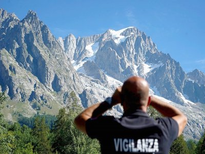 Surveillance de l'évolution du glacier de Planpincieux à Courmayeur (Italie), le 8 août 2020 dont un gros bloc menace de s'effondrer - Andrea BERNARDI [AFP]