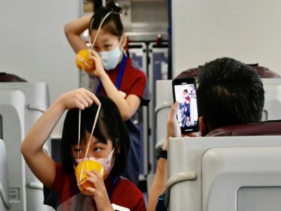 Des enfants, jouant le rôle de personnel de cabine, expliquent les mesures de sécurité durant une formation au siège de China Airlines à Taoyuan (Taïwan), le 8 août 2020 - Sam Yeh [AFP]