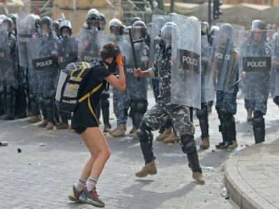 Un policier frappe un manifestant, le 8 août 2020 à Beyrouth - STR [AFP]