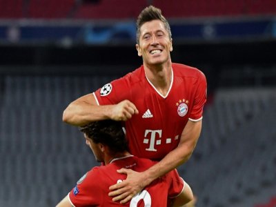 L'attaquant polonais du Bayern, Robert Lewandowski (d), fête son 2e but avec le défenseur Alvaro Odriozola lors du 8e de finale retour de la Ligue des champions face à Chelsea, à Munich, le 8 août 2020 - Tobias SCHWARZ [AFP]