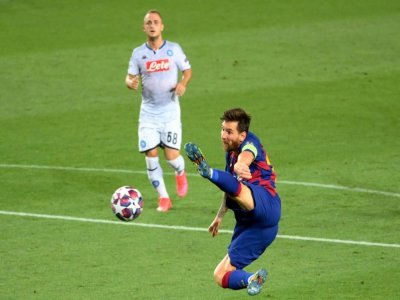 L'attaquant de Barcelone, Lionel Messi (d), lors du 8e de finale retour de la Ligue des champions face à Naples, au Camp Nou, le 8 août 2020 - LLUIS GENE [AFP]