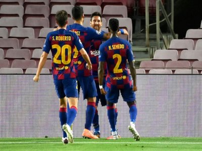 L'attaquant de Barcelone, Lionel Messi (c), fête le 2e but de de son équipe lors du 8e de finale retour de la Ligue des champions face à Naples, au Camp Nou, le 8 août 2020 - LLUIS GENE [AFP]