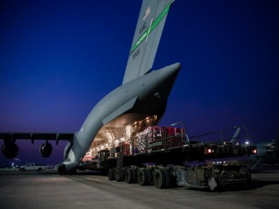Sur ce cliché publié par l'US Air Force, de l'aide humanitaire est chargée à bord d'un C-17 Globemaster III sur la base d'Al Oudeid au Qatar à destination du Liban le 7 août 2020 - Lauren Parson [US AIR FORCE/AFP]