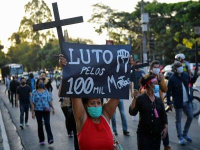 Hommage aux 100.000 morts du coronavirus au Brésil, le 7 août 2020 dans une rue de Sao Paulo - NELSON ALMEIDA [AFP]