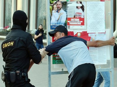 Arrestation pendant une manifestation de l'opposition à Minsk, le 8 août 2020 - Sergei GAPON [AFP]
