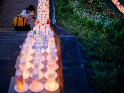 Des lanternes renfermant des messages de paix déposées sur le site de la bombe atomique de Nagasaki, le 8 août 2020 - Philip FONG [AFP]