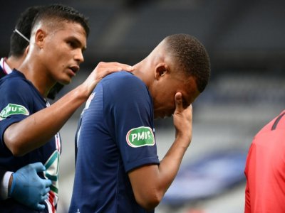 L'attaquant du Paris SG Kylian Mbappe sort sur blessure en finale de la Coupe de France le 24 juillet 2020 au Stade de France - FRANCK FIFE [AFP/Archives]