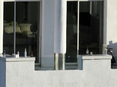 Des bouteilles vides sont restées sur la veranda de cette propriété Palazzo Beverly Hills, à Mulholland drive, le 6 août 2020 après une fête - Robyn Beck [AFP]