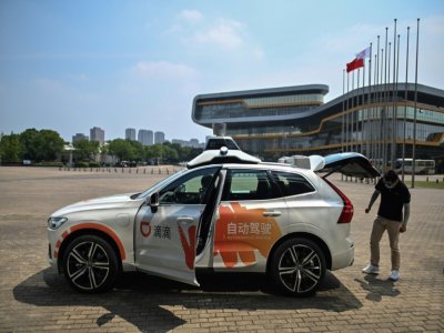 Un conducteur s'apprête à mener un test dans ce robotaxi Didi Chuxing pour circuler dans les rues de Shanghai, le 22 juillet 2020 - Hector RETAMAL [AFP]
