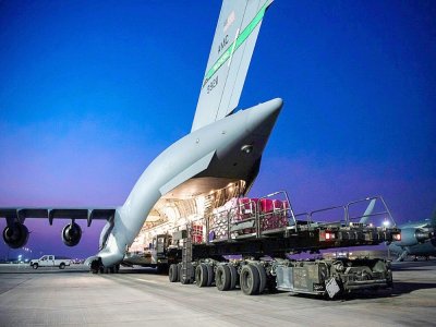 Sur ce cliché publié par l'US Air Force, de l'aide humanitaire est chargée à bord d'un C-17 Globemaster III sur la base d'Al Oudeid au Qatar à destination du Liban le 7 août 2020 - Lauren Parson [US AIR FORCE/AFP]