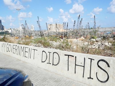 Vue du port de Beyrouth détruit par l'explosion de mardi avec le graffiti « Mon gouvernement a fait ça » sur le mur d'un pont, le 9 août 2020 - ANWAR AMRO [AFP]