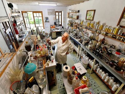Le généticien et "sculpteur d'arômes" Michael Moisseeff en pleine expérience dans son laboratoire chez lui à Montegut-Lauragais (près de Toulouse), le 29 juillet 2020 - GEORGES GOBET [AFP]