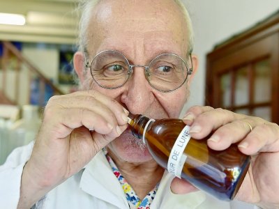 Le généticien et "sculpteur d'arômes" Michael Moisseeff sent une de ses préparations dans son laboratoire chez lui à Montegut-Lauragais, le 29 juillet 2020 - GEORGES GOBET [AFP]