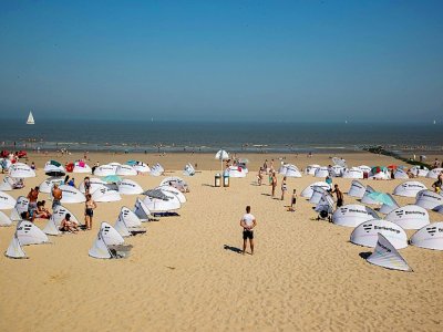 Des vacanciers sur la plage à Blankenberge (Belgique), le 9 août 2020. Des stations balnéaires de la côte belge ont interdit les "touristes d'un jour" après des incidents - KURT DESPLENTER [Belga/AFP]
