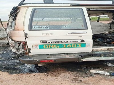 Vue de l'arrière de la voiture calcinée où se trouvaient les six Français et les deux Nigériens tués par des hommes armés dans la zone de Kouré, dans le sud-ouest du Niger, le 9 août 2020 - - [AFP]