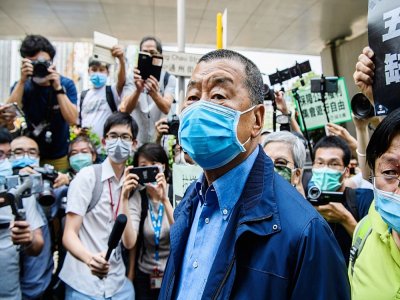 Le patron de presse hongkongais Jimmy Lai (c) arrive devant un tribunal pour des faits relatifs aux protestations de 2019, à Hong Kong, le 18 mai 2020 - Anthony WALLACE [AFP/Archives]