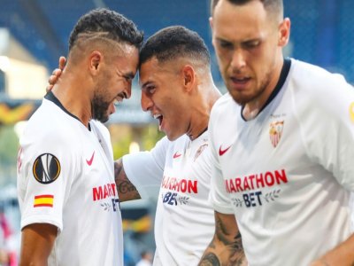 L'attaquant marocain Youssef En-Nesyri  buteur pour le Séville FC (g) félicité par ses coéquipiers après son but contre l'AS Rome en Ligue Europa, le 6 août 2020 à Duisbourg - WOLFGANG RATTAY [POOL/AFP]