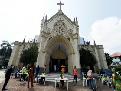 Devant une église de Lagos le 9 août 2020, au Nigeria, où les lieux de culte ont rouvert - PIUS UTOMI EKPEI [AFP]