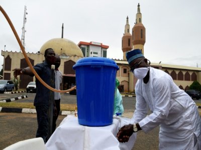 Devant une mosquée de Lagos le 7 août 2020, au Nigeria, où les lieux de culte ont rouvert - PIUS UTOMI EKPEI [AFP]