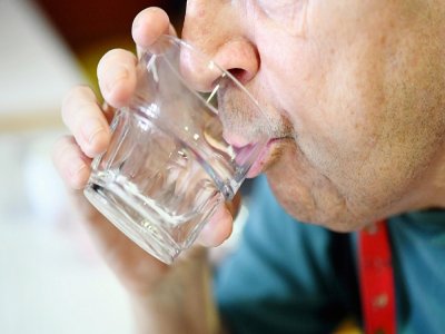 Pendant les vagues de chaleurs les personnes âgées doivent beaucoup boire pour éviter de se déshydrater - Fred TANNEAU [AFP/Archives]