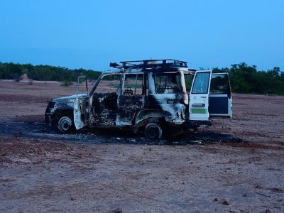 La voiture calcinée où  huit personnes ont été tuées le 9 août 2020 dans la zone de Kouré (sud-ouest du Niger) - BOUREIMA HAMA [AFP]