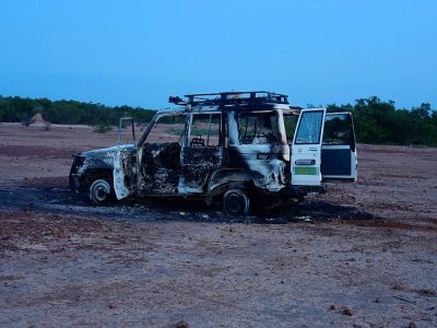 Epave du véhicule pris pour cible par des assaillants en moto qui ont tué ses huit passagers, 6 Français et deux Nigériens, le 9 aôut 2020 dans la région de Kouré au Niger - BOUREIMA HAMA [AFP]