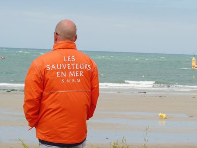 Installé sur un matelas gonflable, lundi 10 août, le vacancier s'est éloigné de près de deux kilomètres de la plage de Dieppe. - Illustration